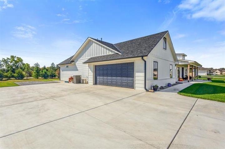 Property Photo: 1521 E Elk Ridge Ave KS 67052