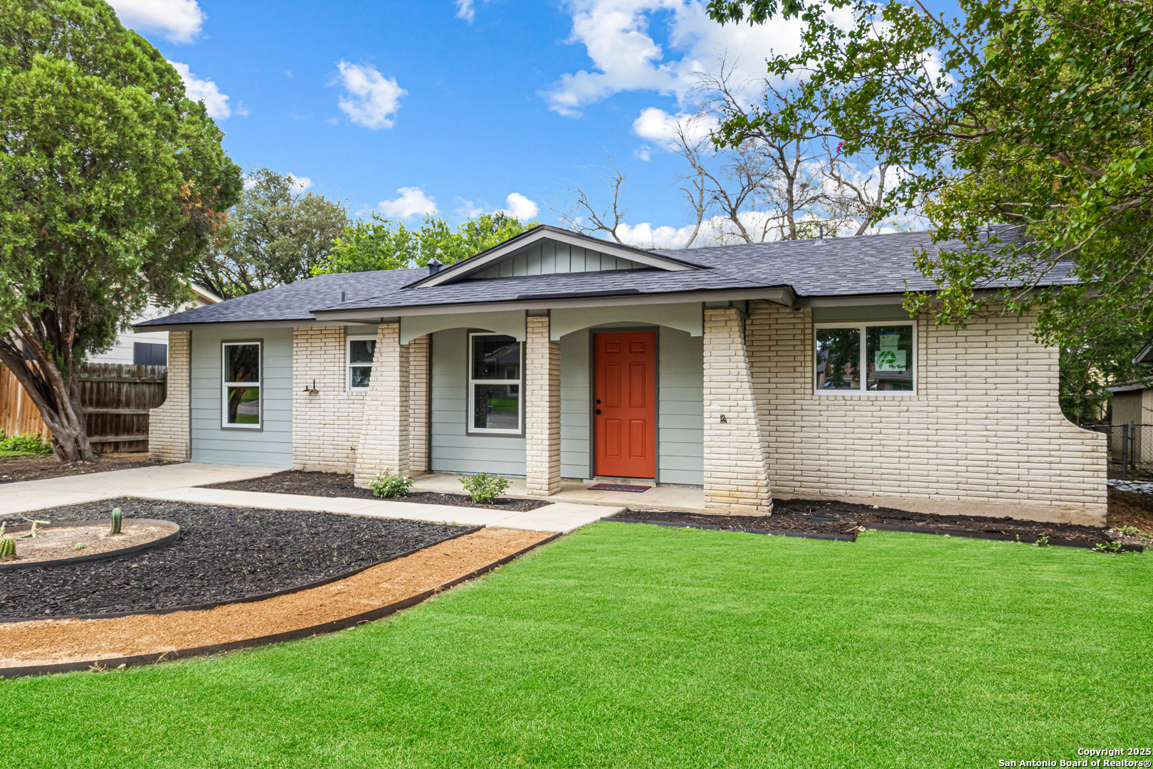 Property Photo: 112 Meadow Way TX 78109