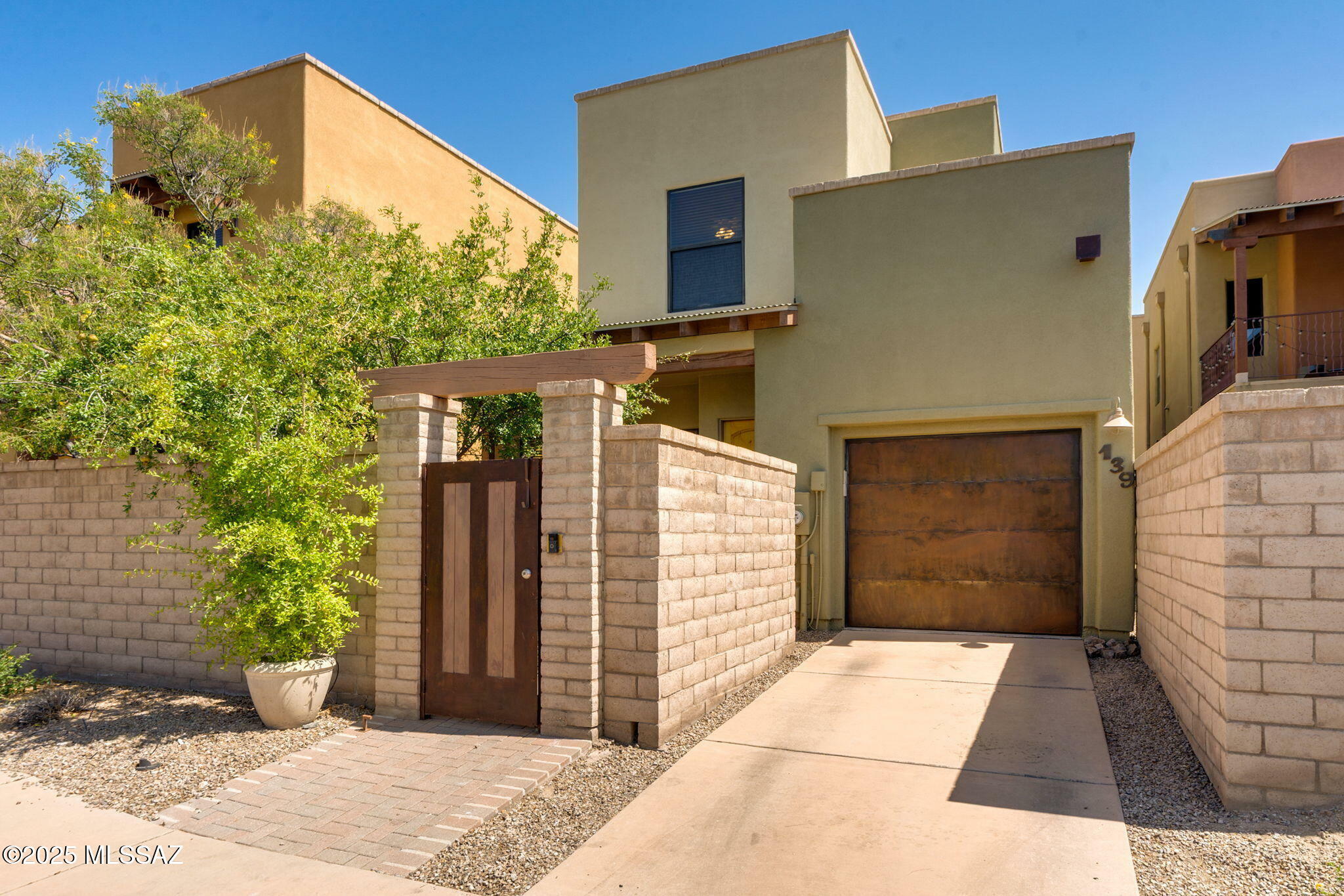 Property Photo: 139 E Castlefield Circle AZ 85704