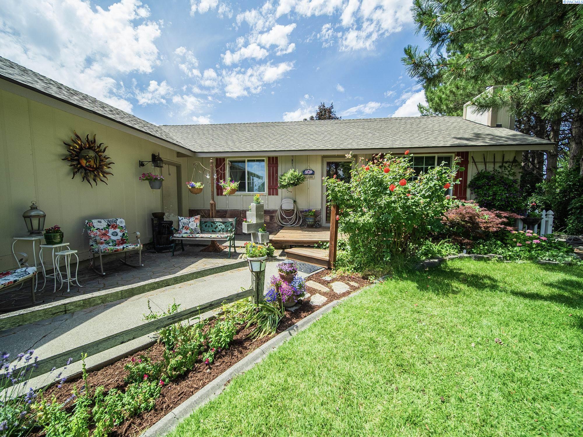 Property Photo: 902 W 44th Pl WA 99337-4522