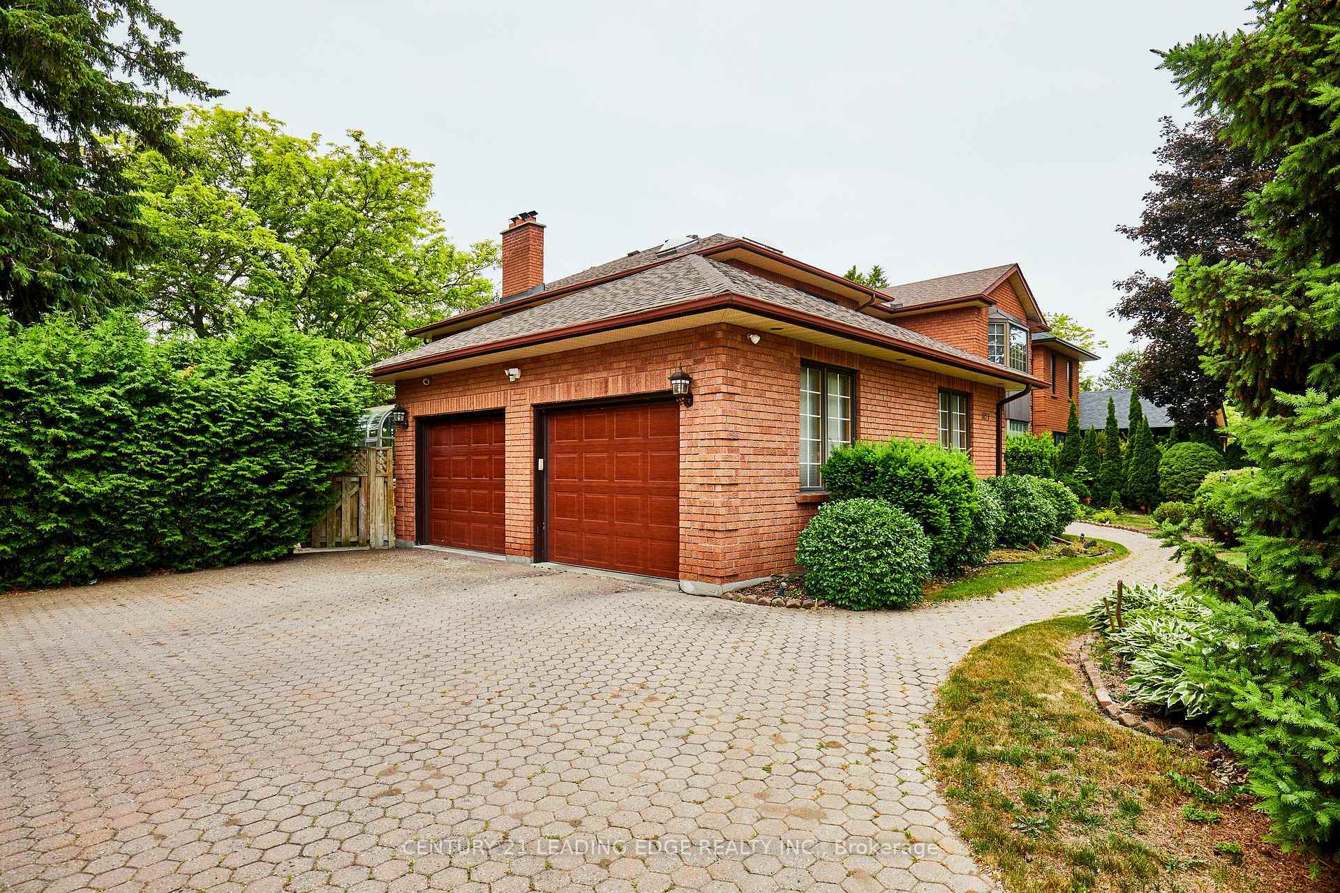 Property Photo: 1127 Oshawa Boulevard N ON L1G 5W2