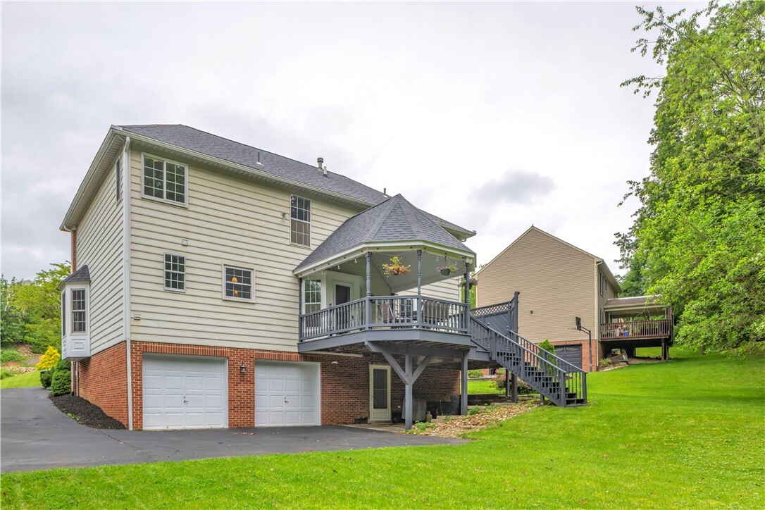 Property Photo: 406 Pin Oak Ct PA 15108