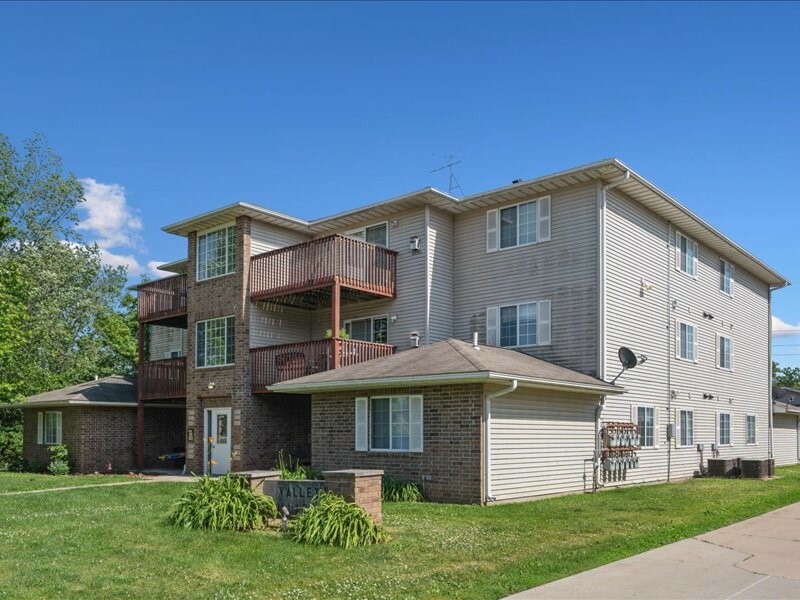 Property Photo: 651 Kimberlite St IA 52340