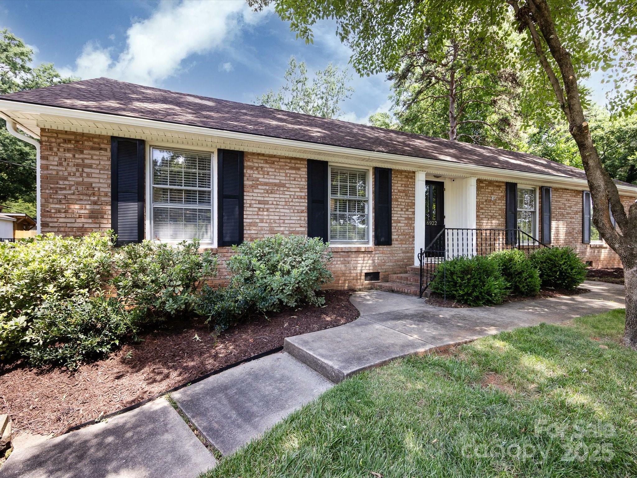 Property Photo: 6922 Woodstock Drive NC 28210