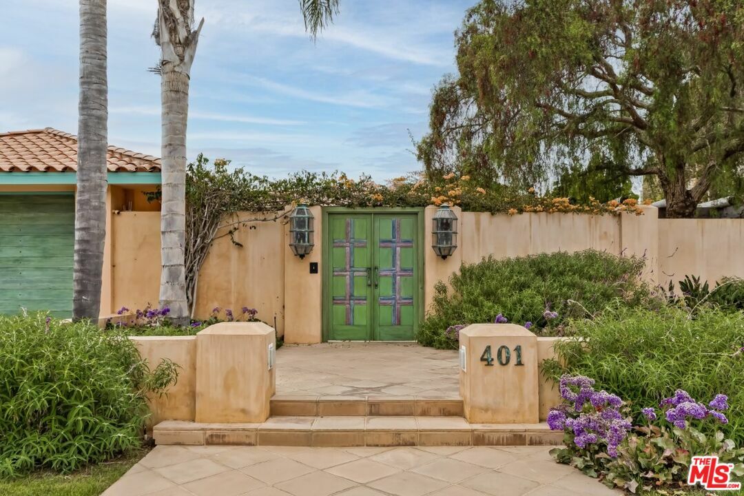 Property Photo: 401 Alma Real Dr CA 90272