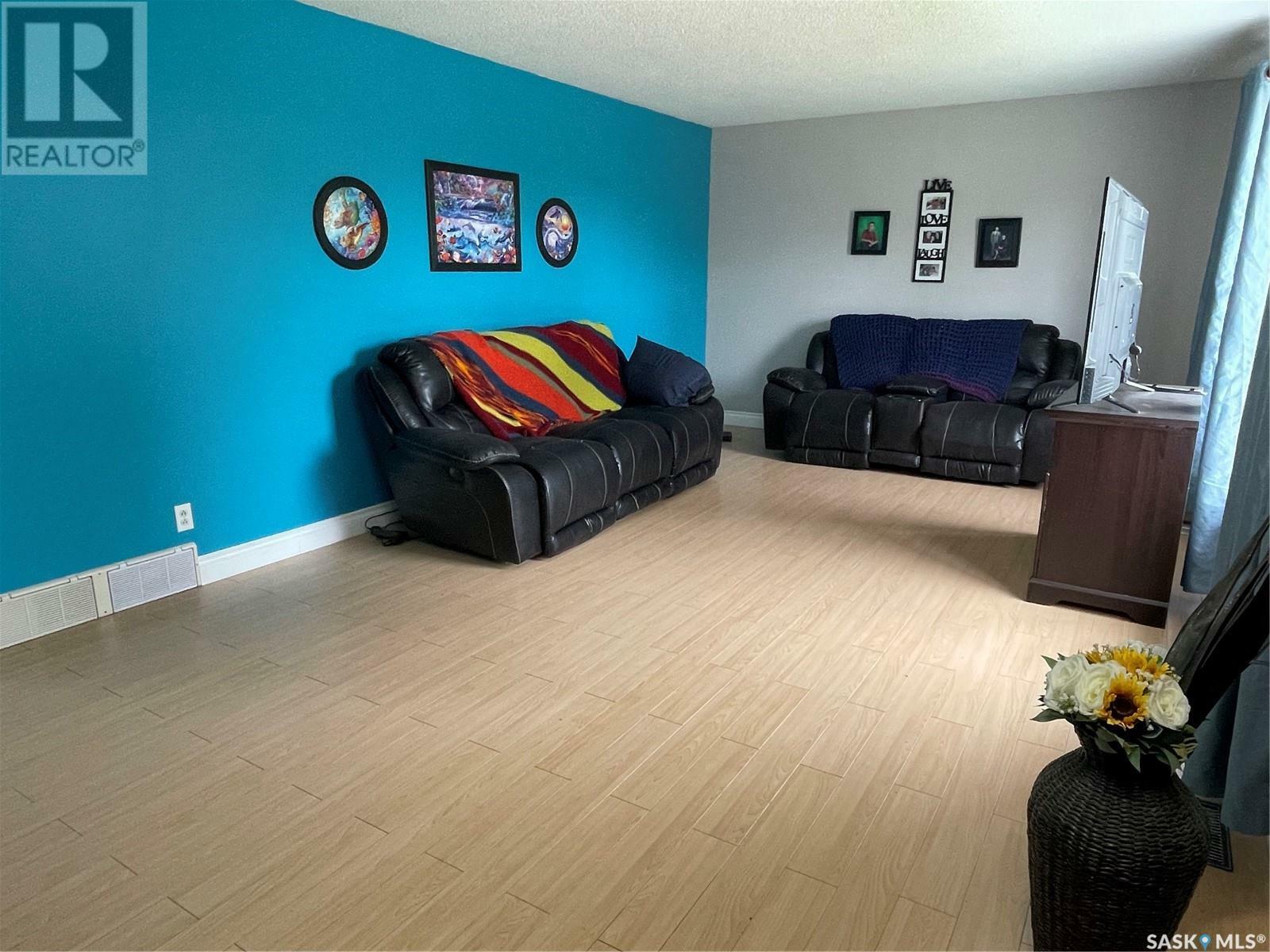 Property Photo: 521 Tiverton Avenue SK S0C 2L0