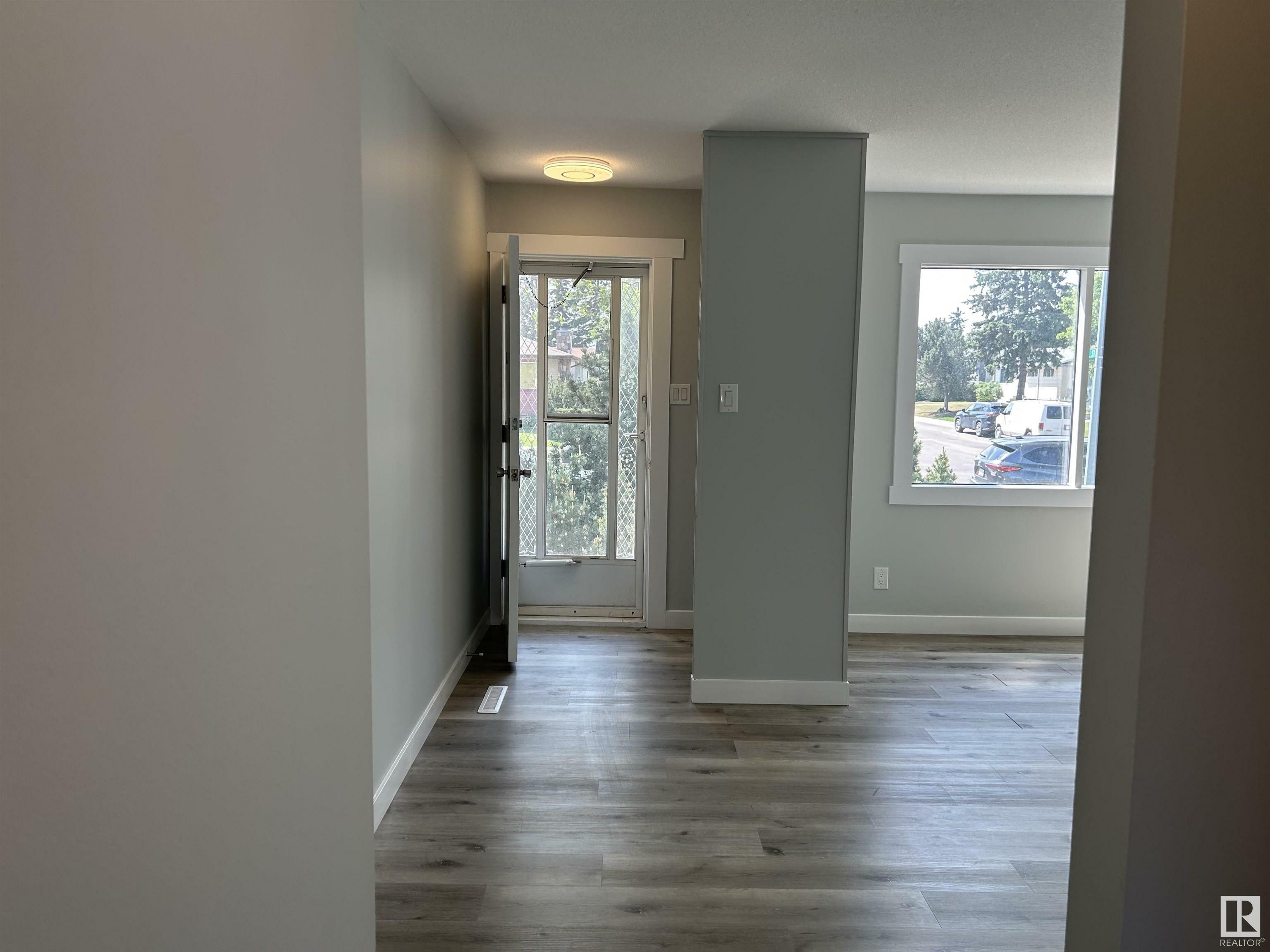 Photo de la propriété: 16318 88 Avenue NW AB T5R 4M7