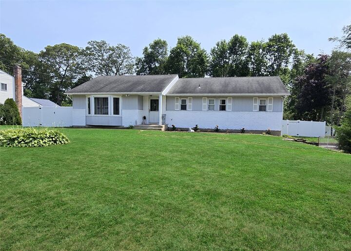 8 Milhouse Lane  Lake Grove NY 11755 photo