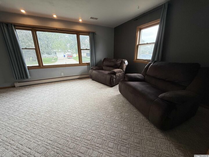 Property Photo:  627 1st St N  IA 50469 