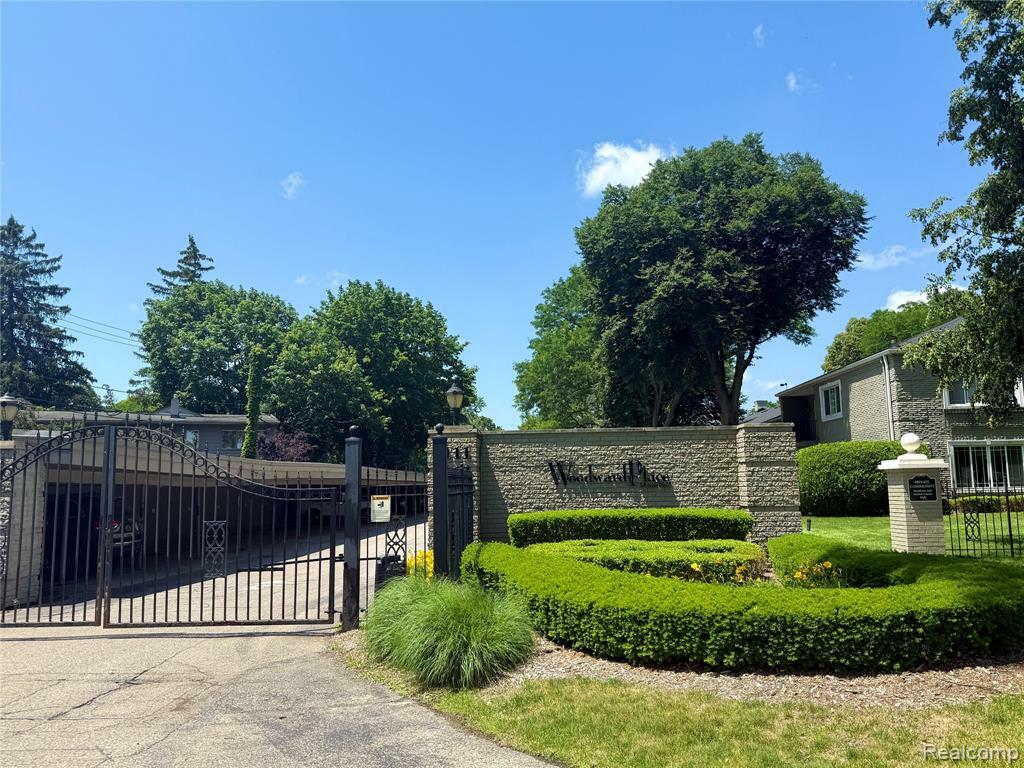 Property Photo:  1111 Old Woodward Avenue 4  MI 48009 5436 
