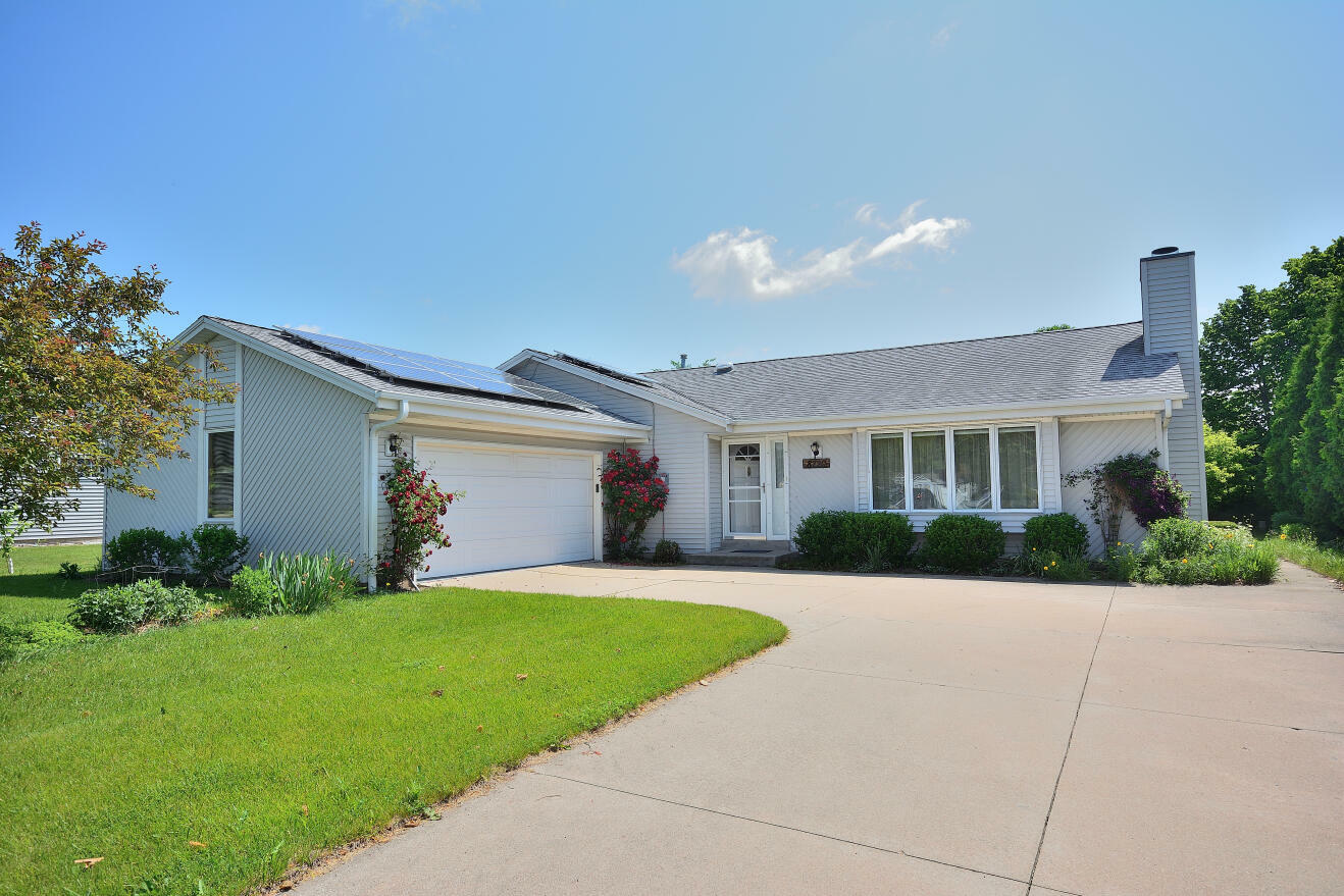 8220 S Wildwood Dr  Oak Creek WI 53154 photo