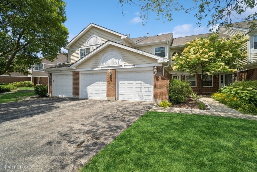 Property Photo: 975 W Happfield Drive IL 60004