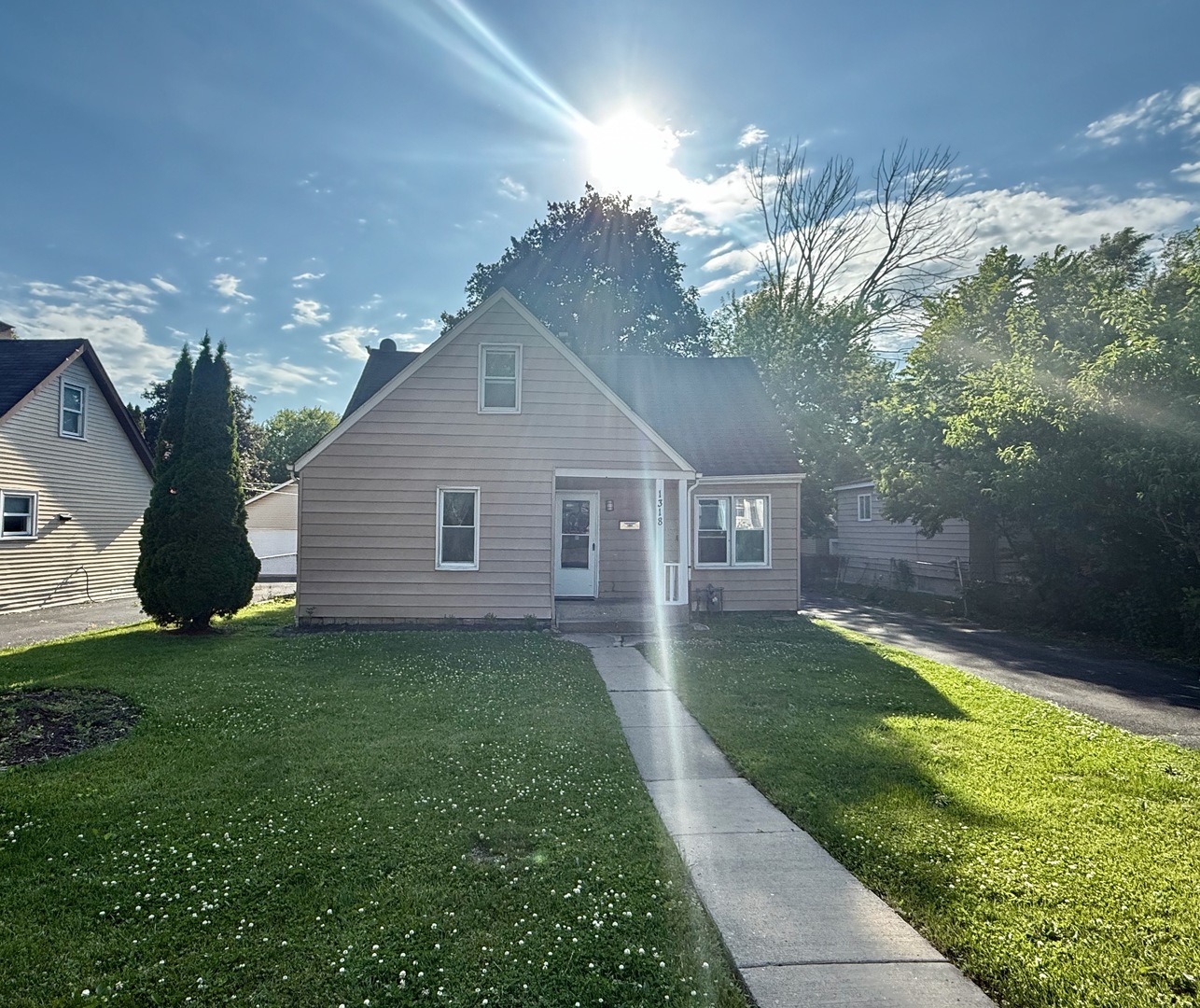 Property Photo: 1318 Pine Grove Avenue IL 60073