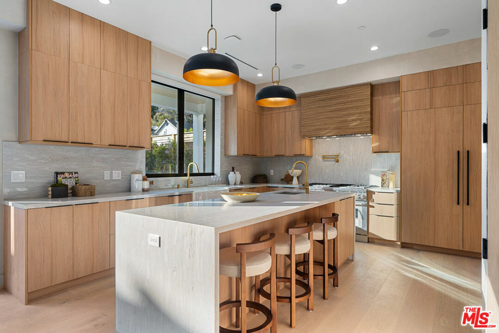 Property Photo: 1717 Courtney Avenue CA 90046