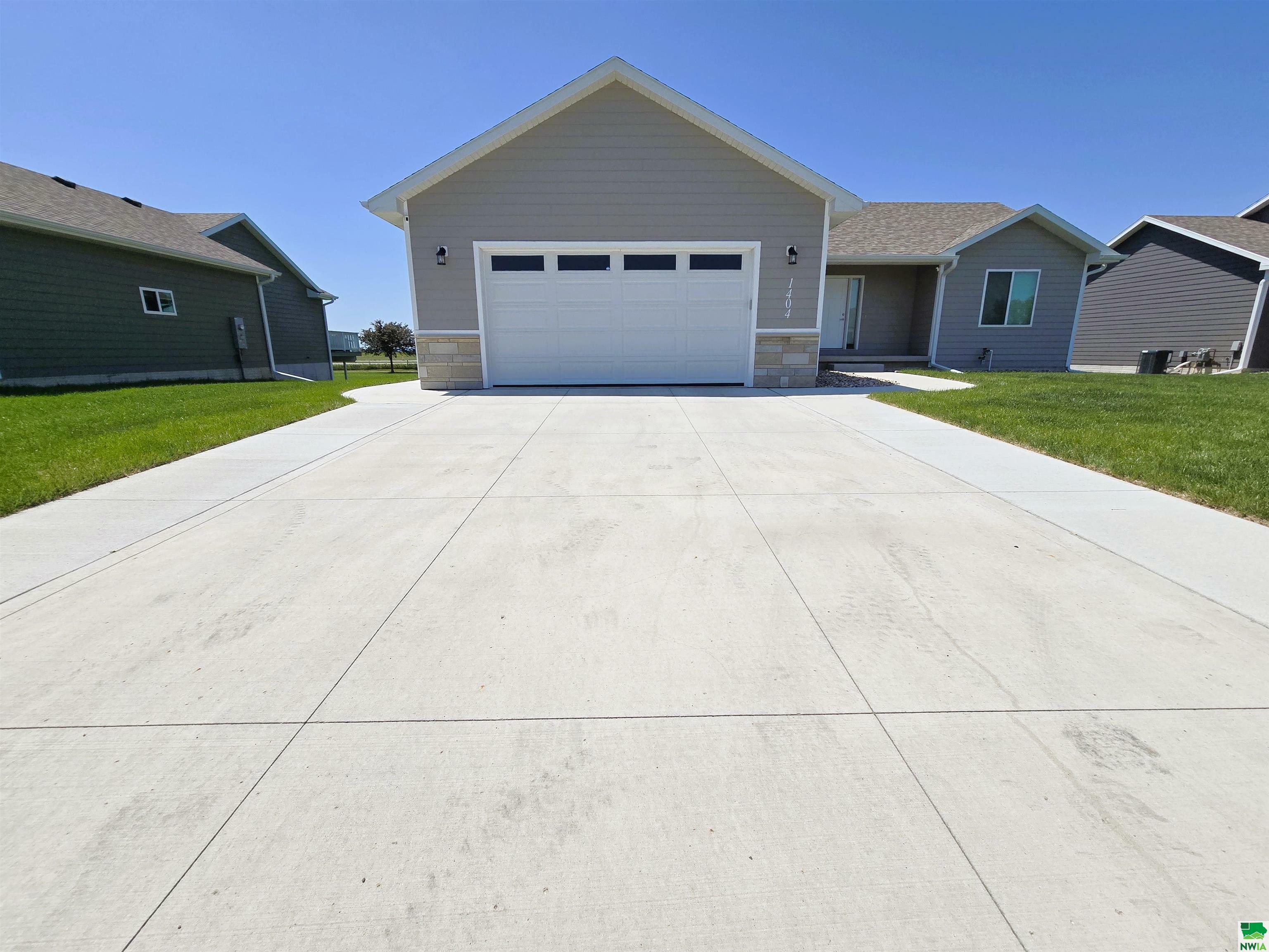 Property Photo: 1404 Country Club Dr SD 57025