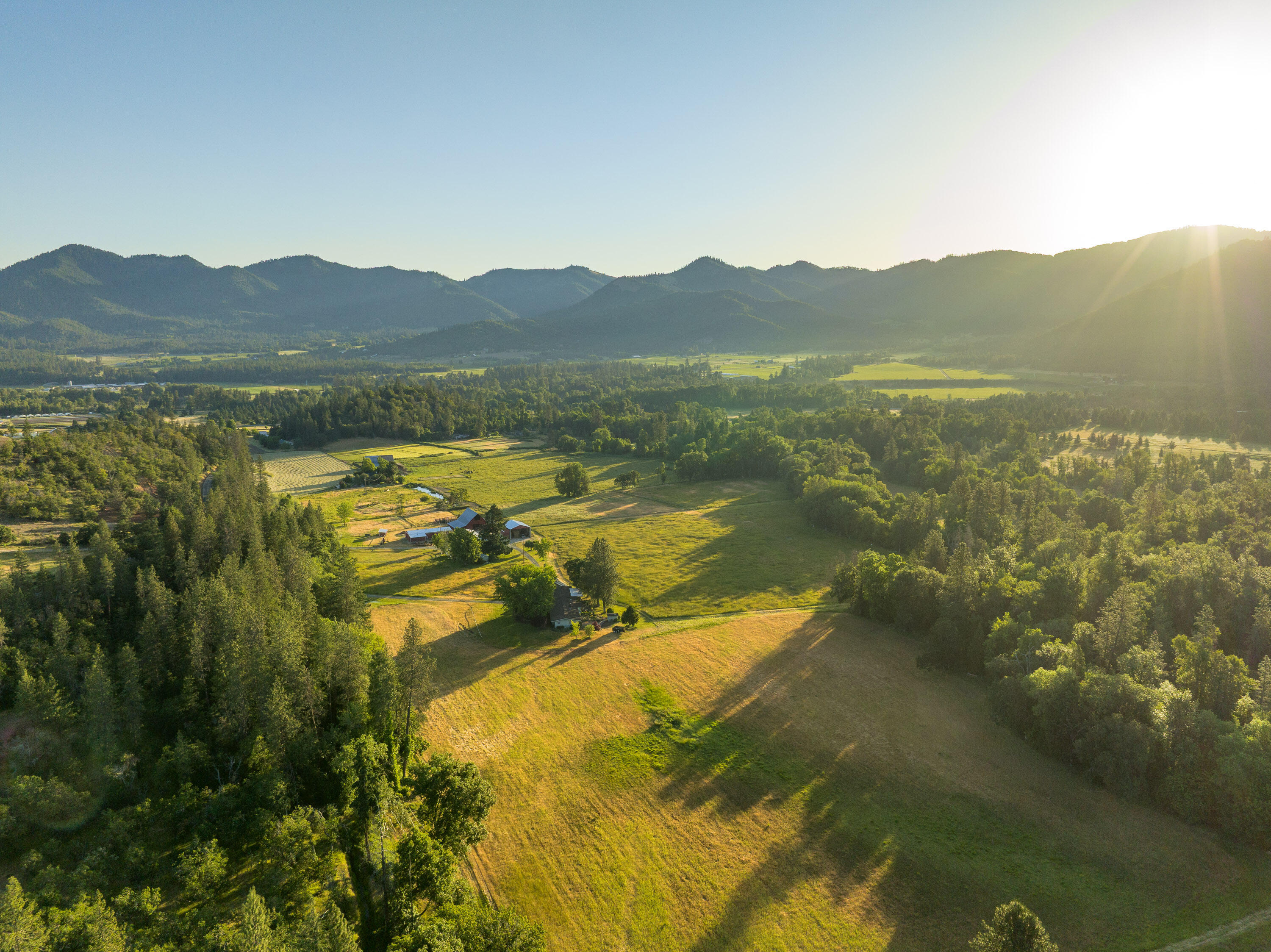 Property Photo: 701 Messinger Road OR 97527