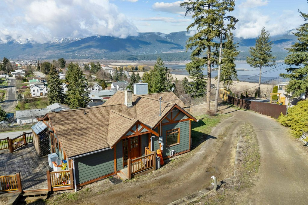 Photo de la propriété: 1321 10 Avenue NE BC V1E 2V6