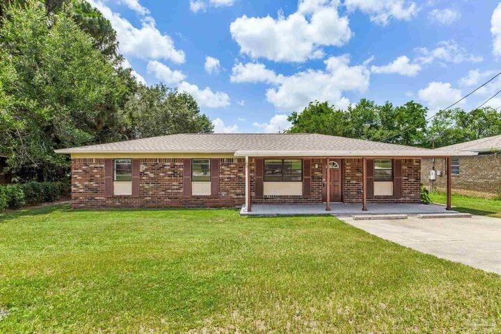 Property Photo: 7125 Ben Sasser Dr FL 32526