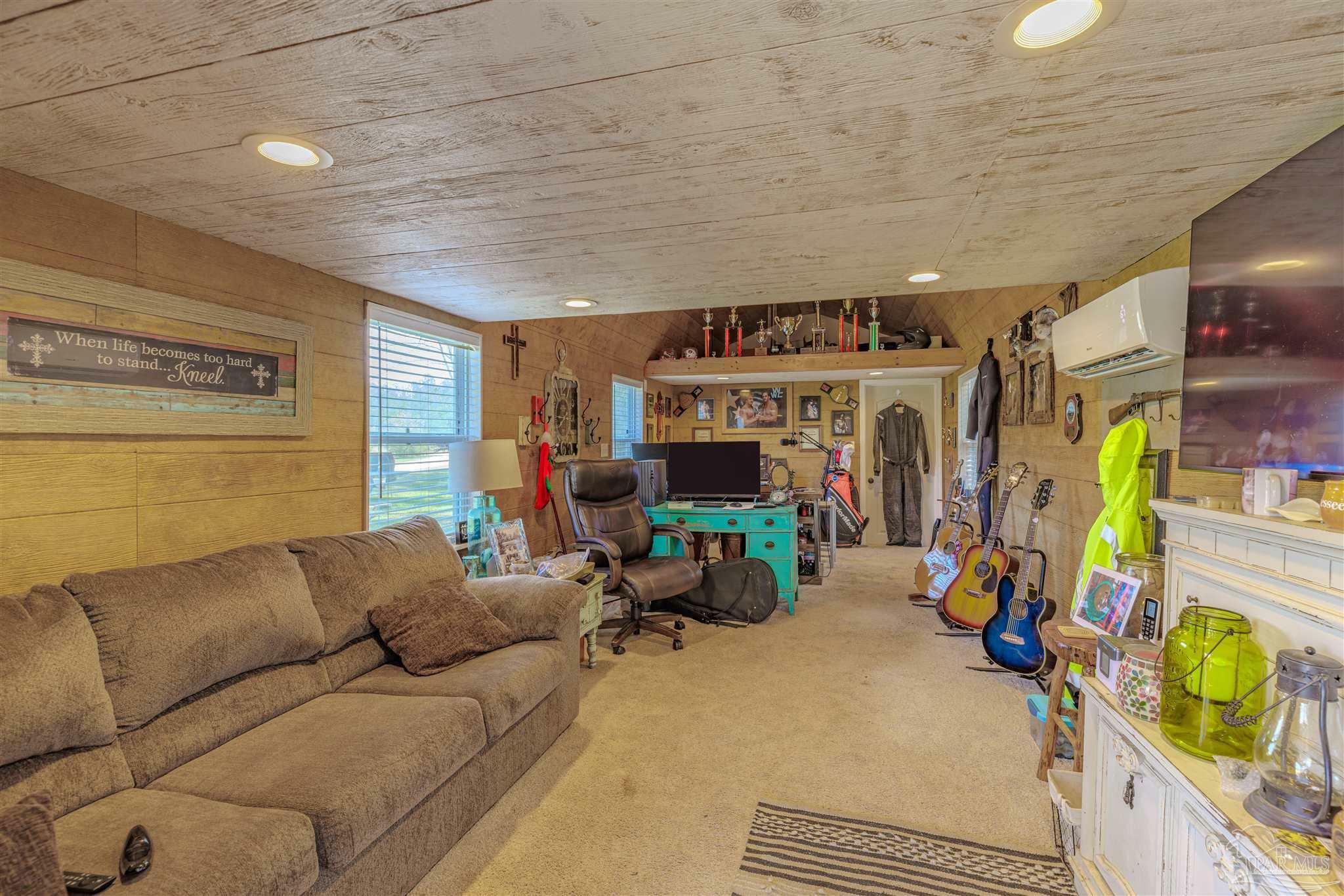 Property Photo: 4176 Coachman Rd FL 32583