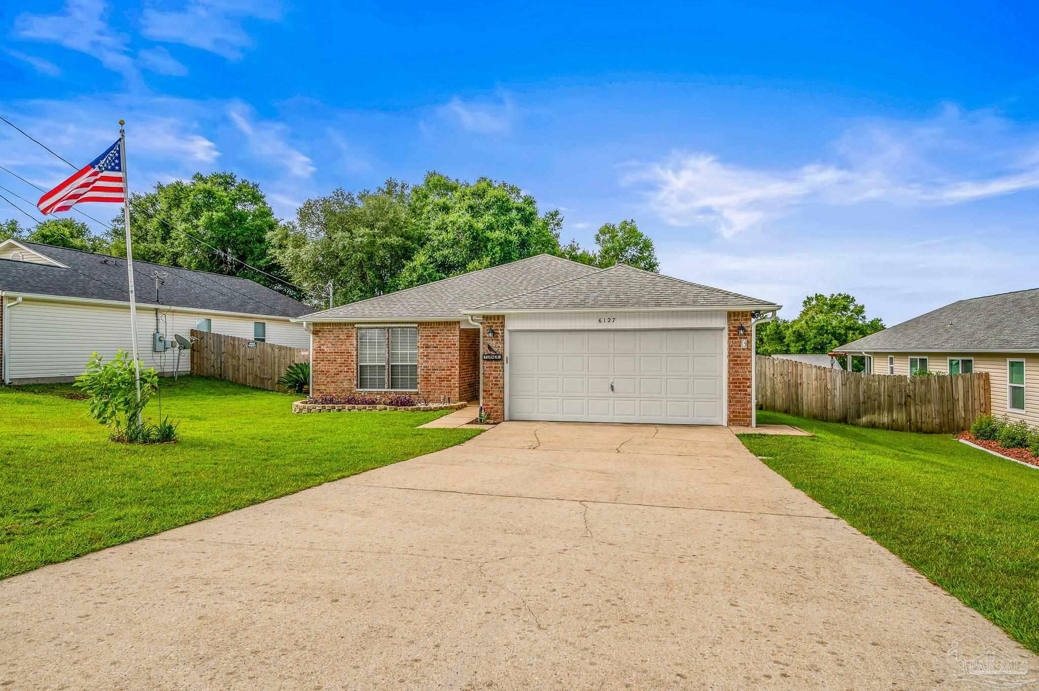 Property Photo: 6127 White Creek Ln FL 32570