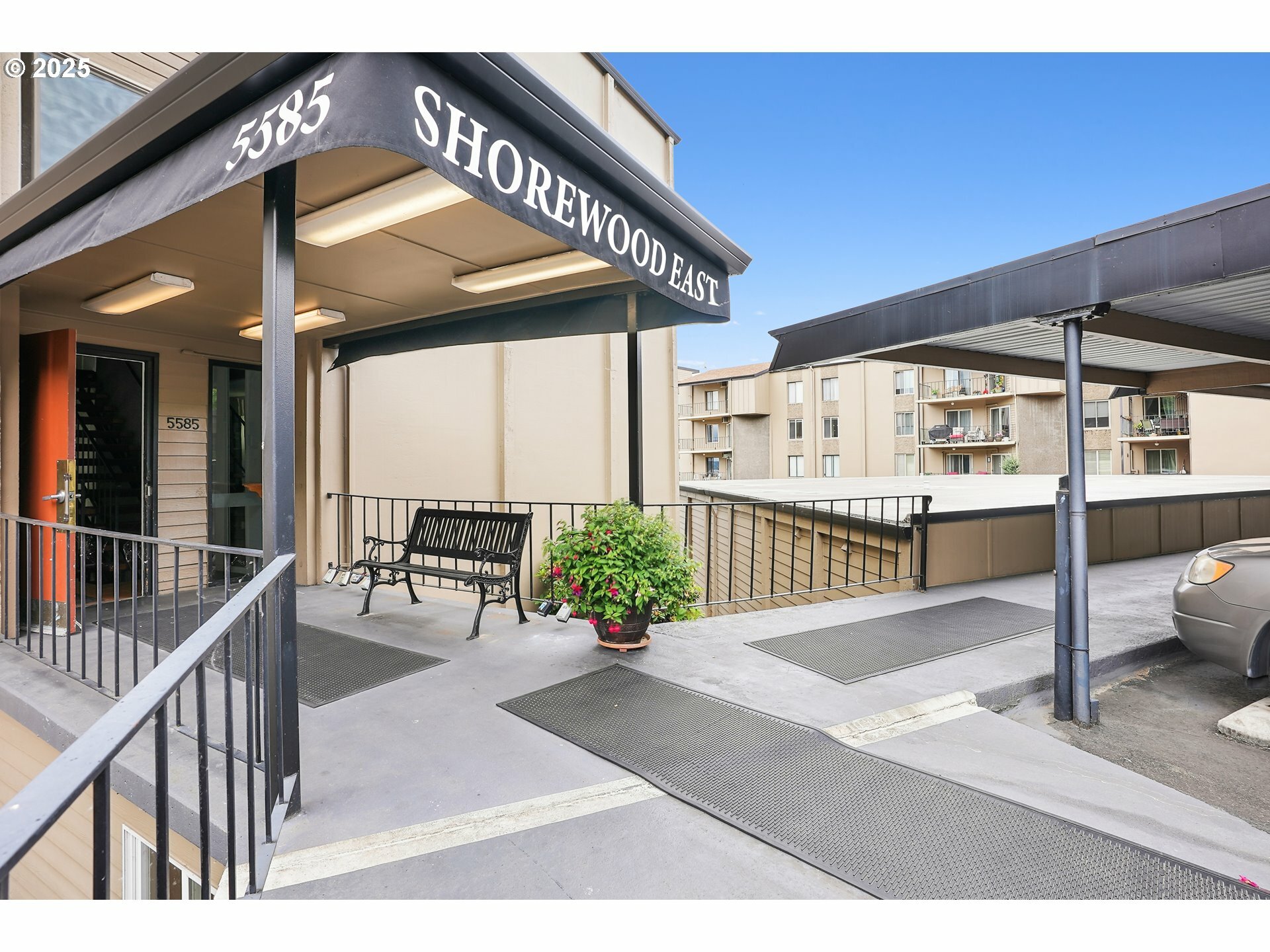Property Photo: 5585 E Evergreen Blvd 5401 WA 98661