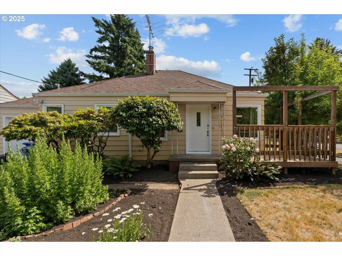 Property Photo: 8604 SE Yamhill St OR 97216