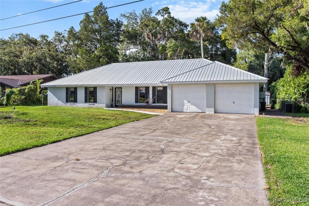 Property Photo:  18 Palm Circle Drive  FL 34449 