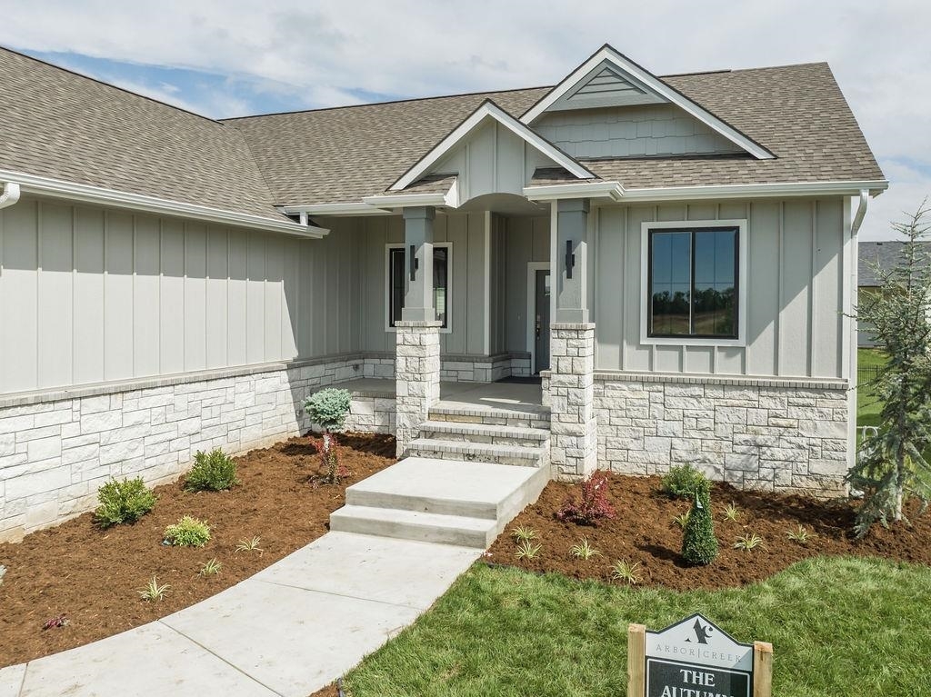 Property Photo: 1242 W Ravendale Ln KS 67052