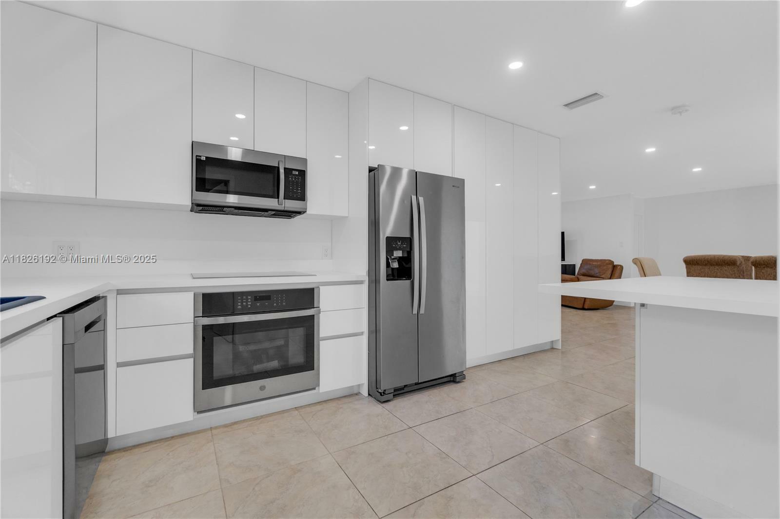 Property Photo: 806 NE 4th St 0 FL 33009