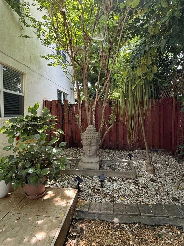Property Photo:  530 NE 15th Ct 6  FL 33304 