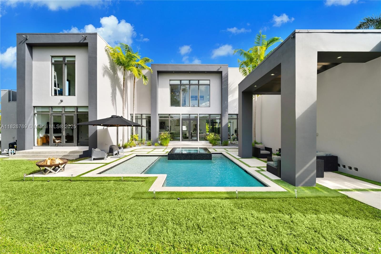 Property Photo:  1009 NE 104th St  FL 33138 
