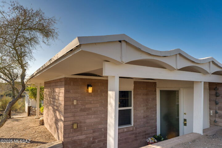 Property Photo: 5915 N Jimson Lane AZ 85743