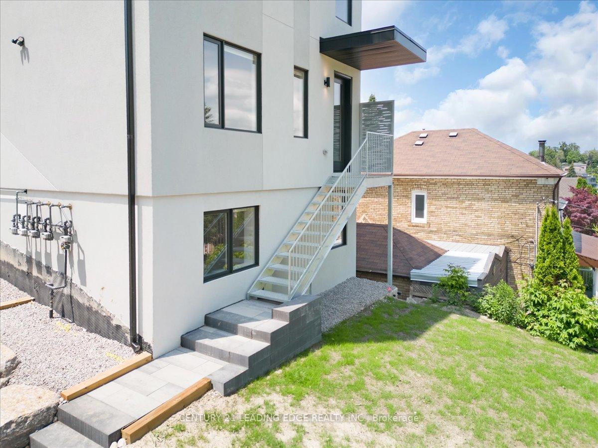 Property Photo: 10 Summit Avenue 2 ON M6E 1X4
