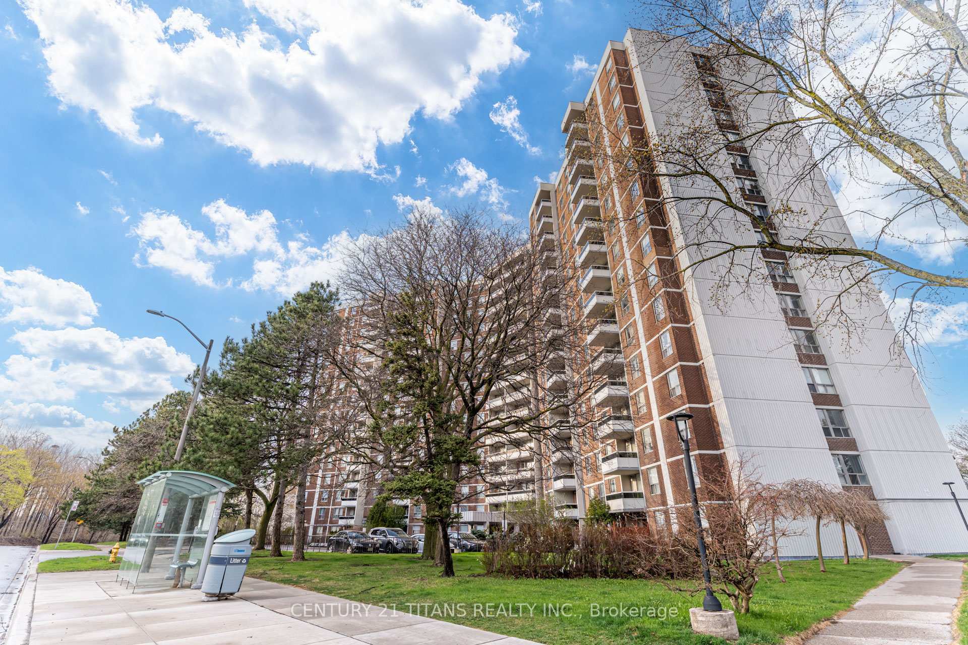 Property Photo:  5 Shady Golfway N/A 1510  ON M3C 3A5 