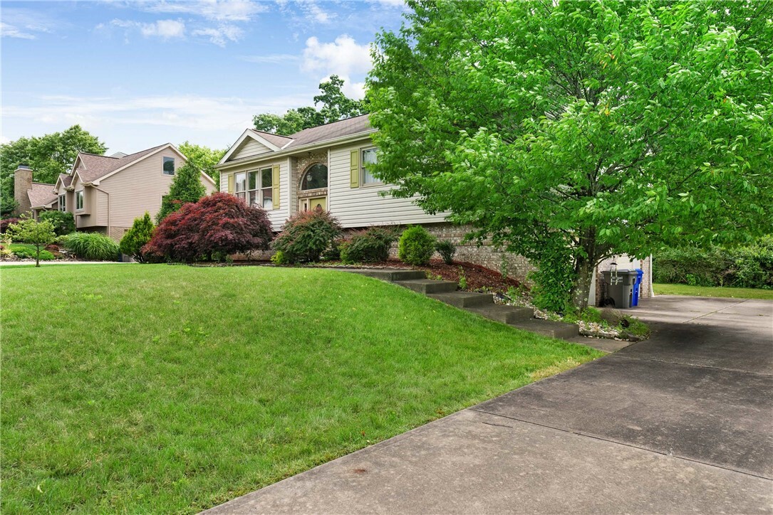 Property Photo: 230 Whitehaven Dr PA 15044