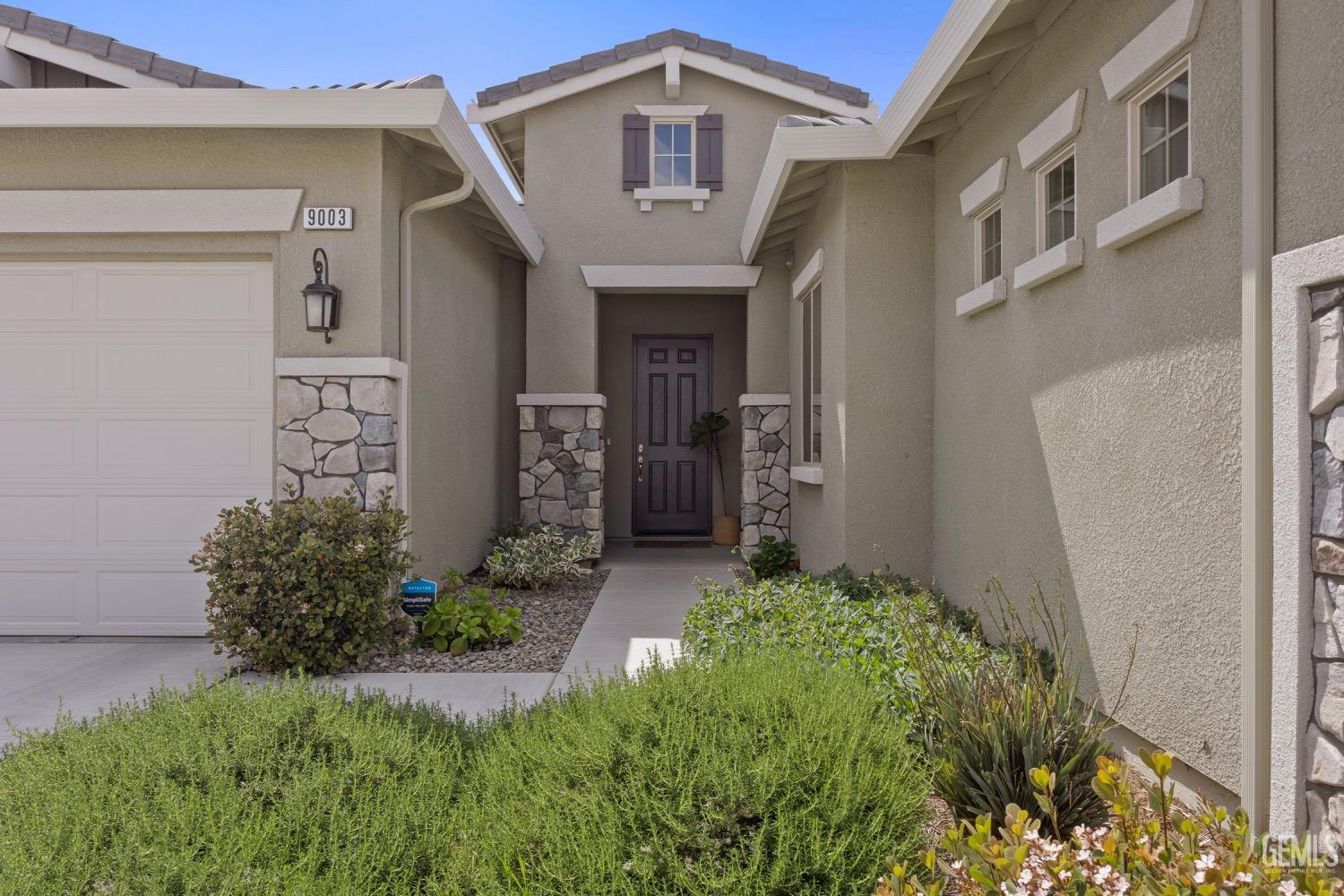 Property Photo: 9003 Del Palma Drive CA 93314