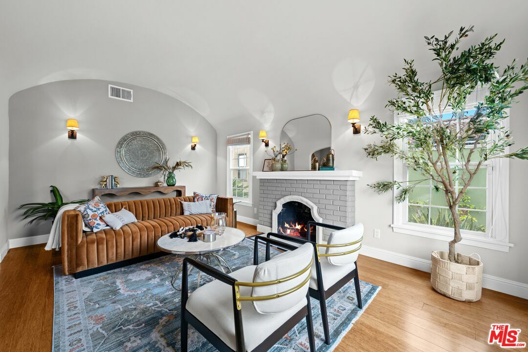 Property Photo:  2628 Reynier Ave  CA 90034 