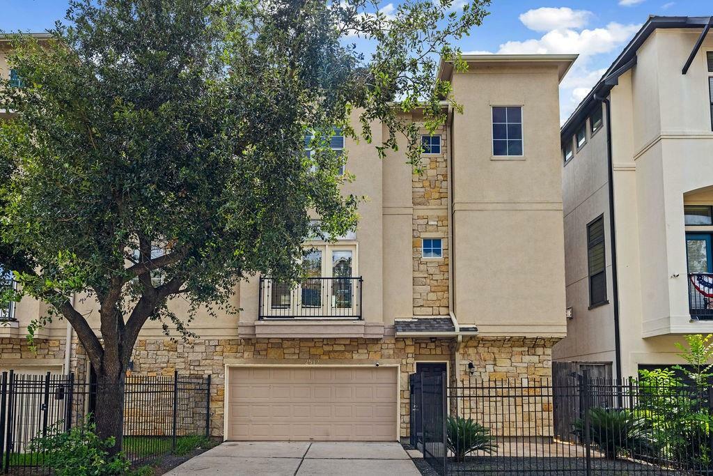 Property Photo: 2512 Maxroy Street TX 77007