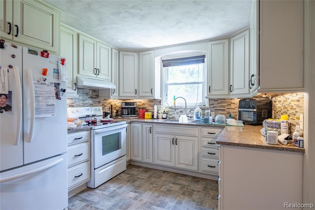 Property Photo:  6112 State Road  MI 48059 2405 