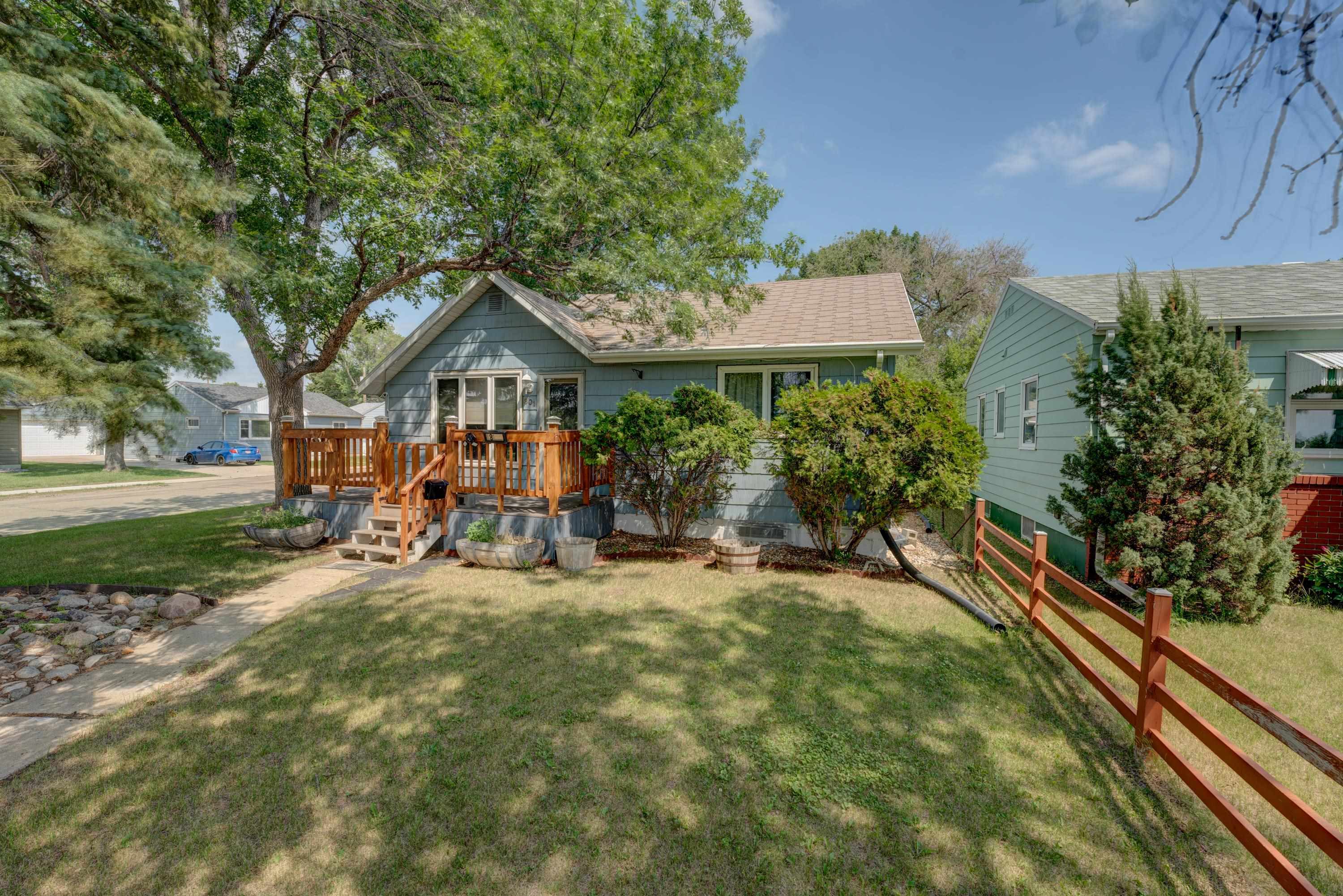 Property Photo: 801 11th Ave SE ND 58701-4814