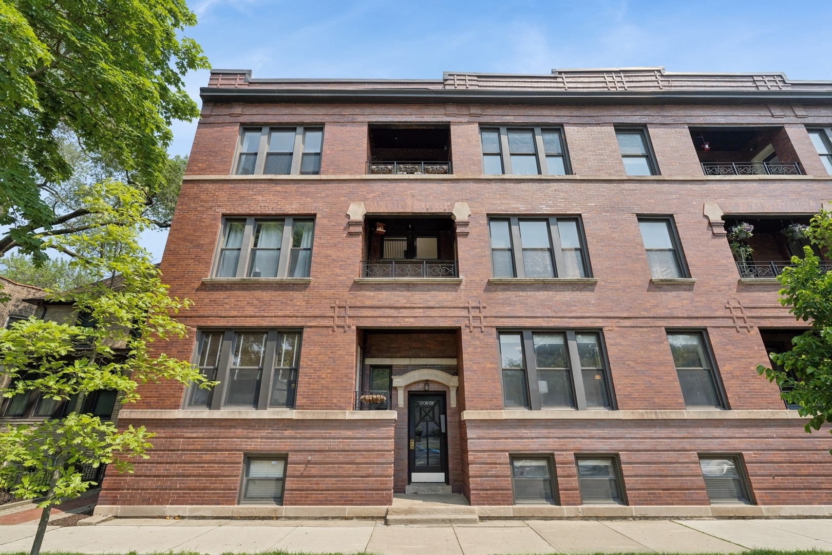 Property Photo: 1306 W Granville Avenue 1 IL 60660