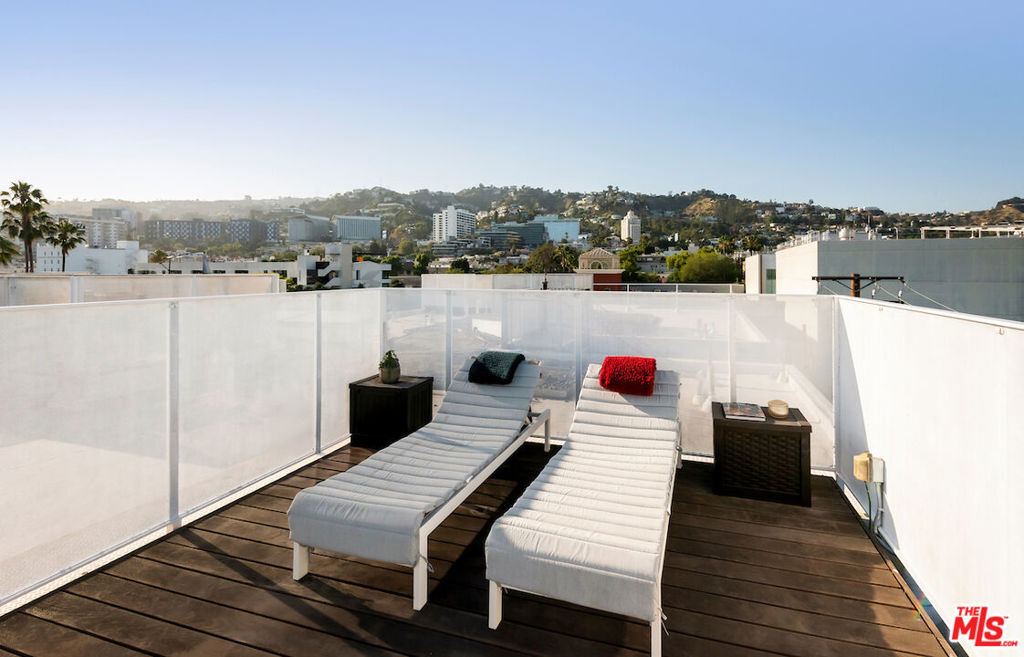 Property Photo: 1030 N Kings Road 407 CA 90069