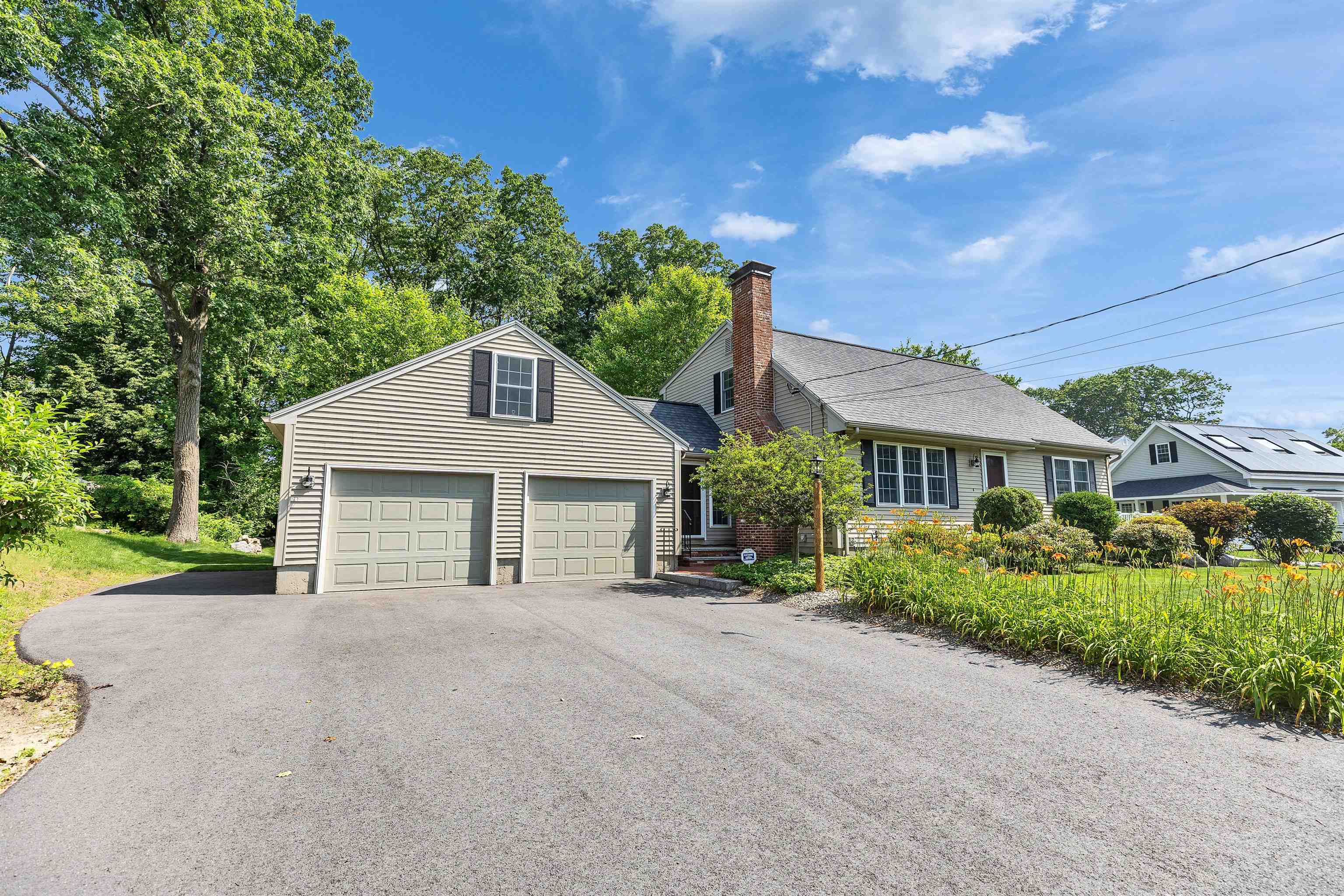 Property Photo: 401 Woodcrest Court NH 03109