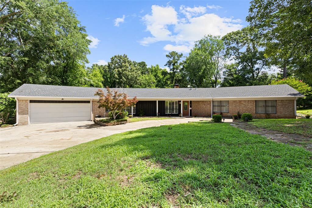 Property Photo: 1821 Azalea Street TX 75644