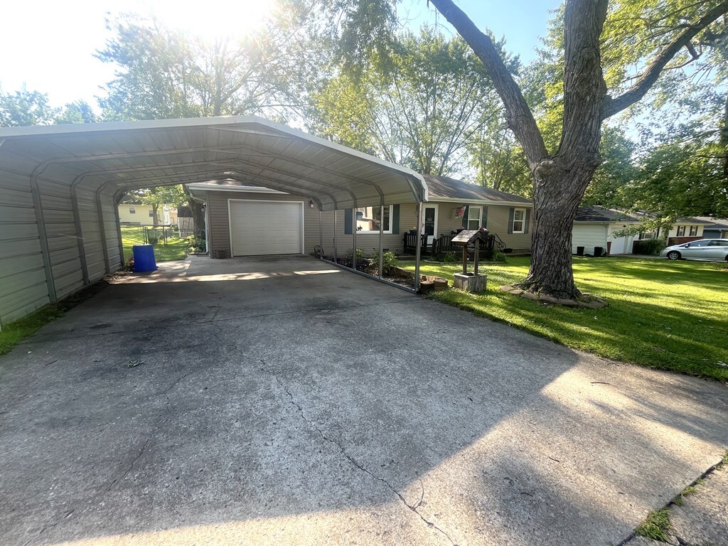 Property Photo: 1713 Fairchild Street MO 64601