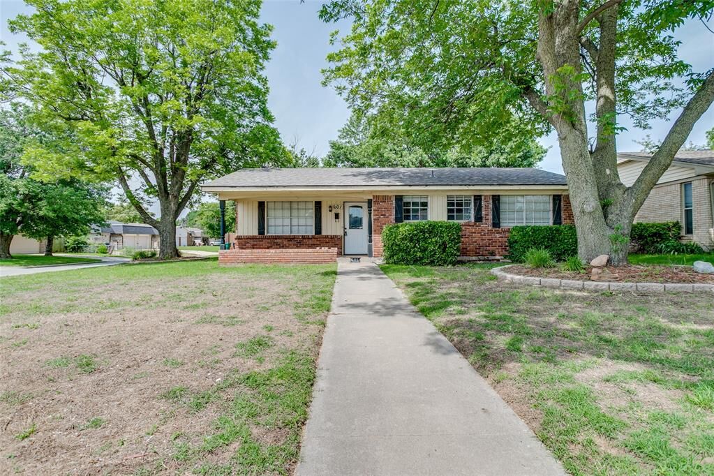 Property Photo: 601 Woodland Way OK 73127