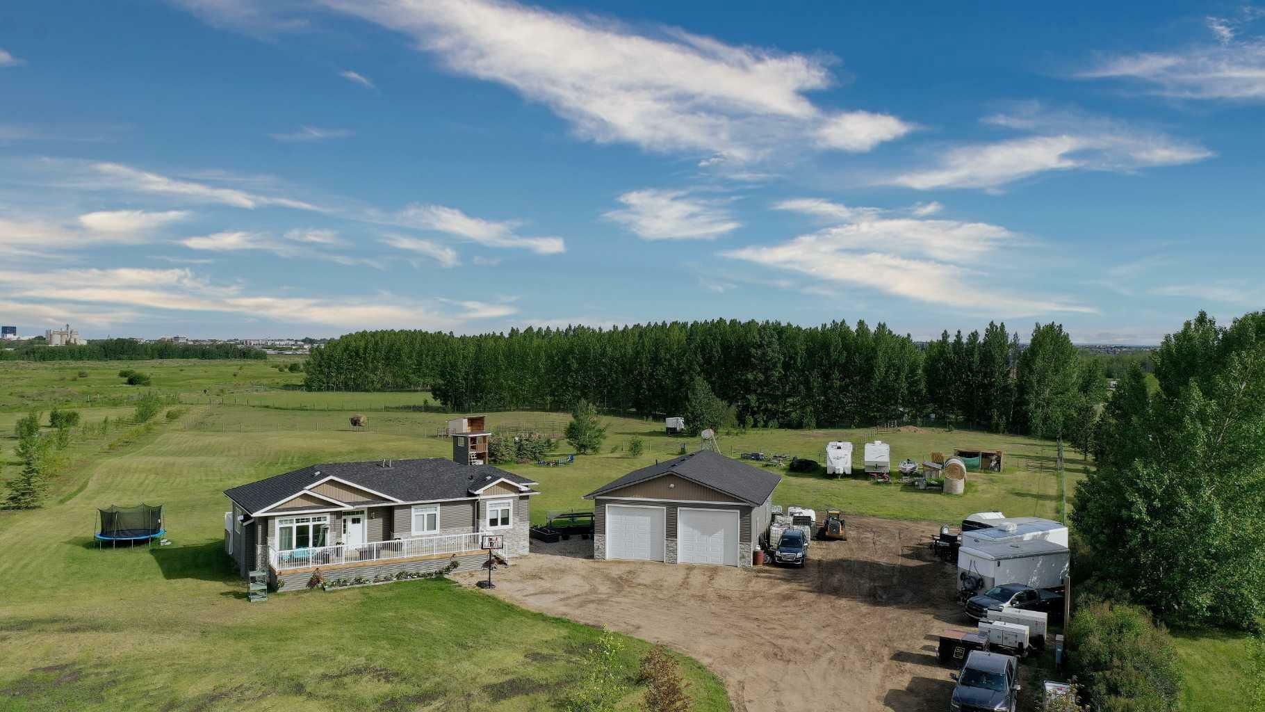 Photo de la propriété: 28 712054 Range Road 55 AB T8X 4A8