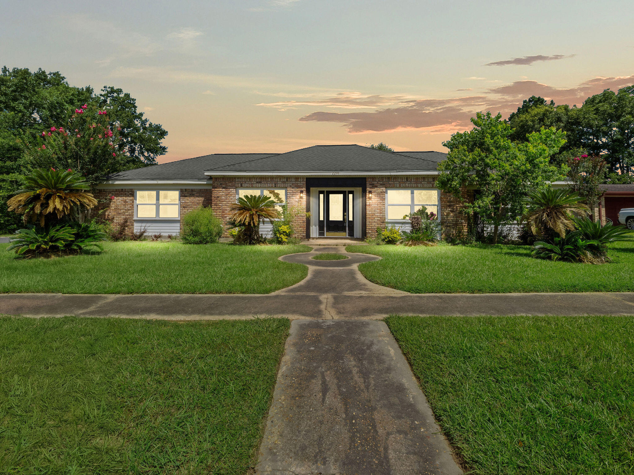 2201 Woodlawn St  Deridder LA 70634 photo