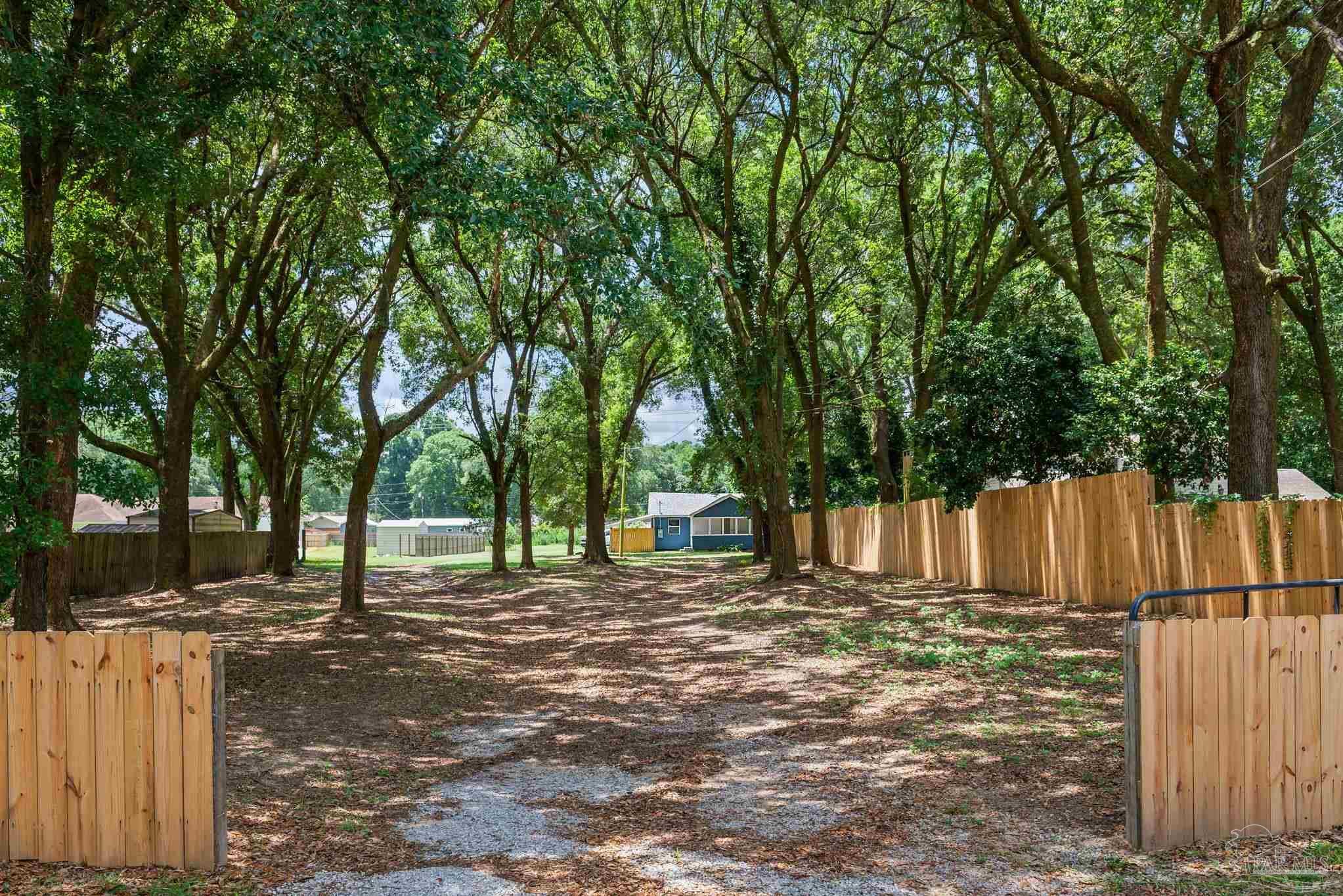 Property Photo: 2833 Indiana Ave FL 32526