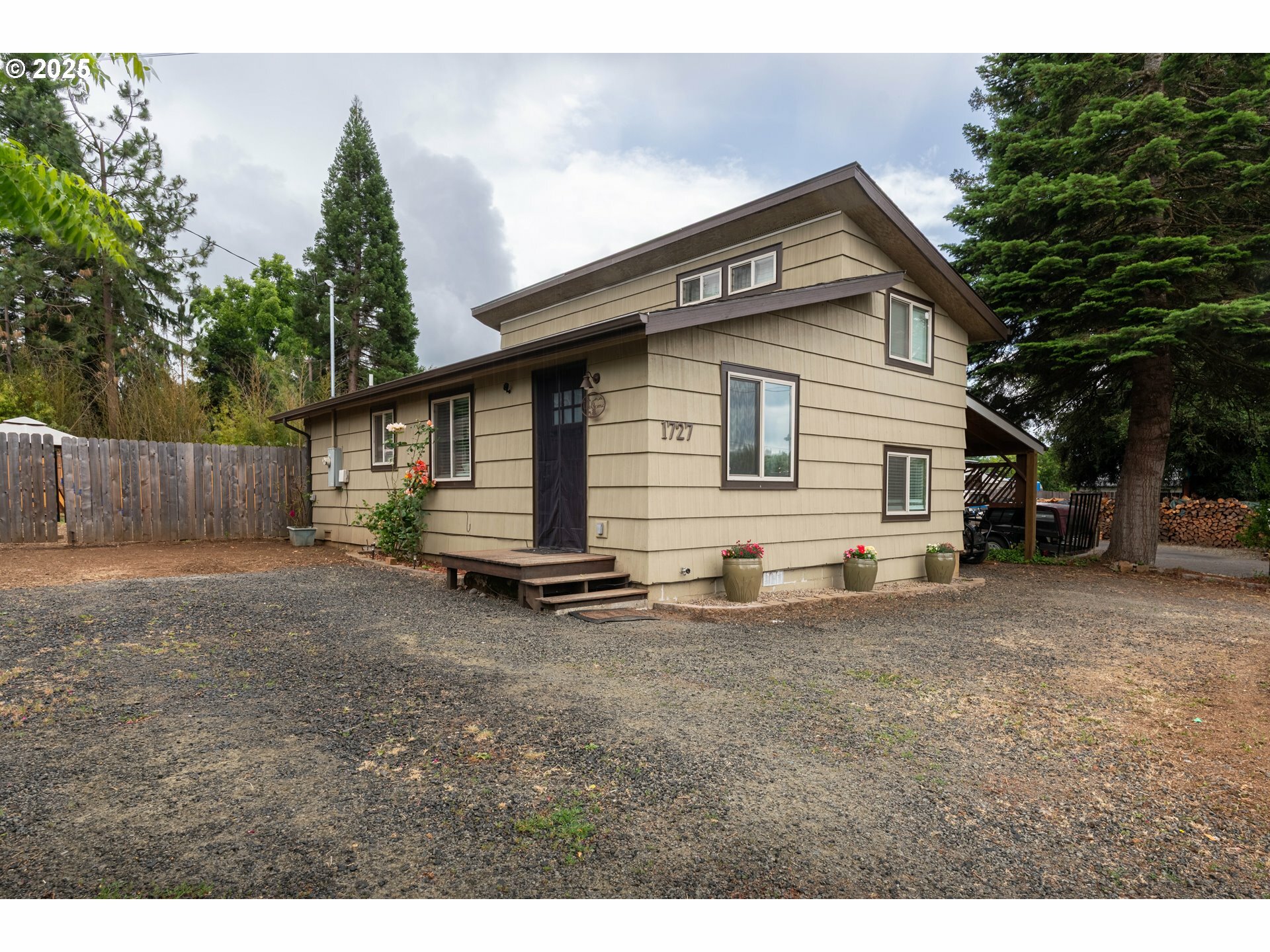 Property Photo: 1727 E Washington Ave OR 97424